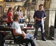 Navy CIS: L.A. – DEA-Agentin Talia Del Campo (Mercedes Mason, l.) wendet sich an Callen (Chris O'Donnell, r.), Kensi (Daniela Ruah, 2.v.r.), Sam und Deeks (Eric Christian Olsen, 2.v.l.), um den Mord an ihrem Partner aufzuklären ...