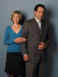 Monk – Monk (Tony Shalhoub) mit seiner Assistentin Natalie Teeger (Traylor Howard).