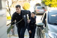 The Rookie – Officer Juarez (Lisseth Chavez) und Nolan (Nathan Fillion) sind auf der Suche nach einer Gefängnisausbrecherin, von der sie befürchten, dass sie auf Rache aus ist.