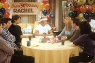 Friends – Rachel (Jennifer Aniston, M.) ist an ihrem dreißigsten Geburtstag todunglücklich. Auch ihre Freunde, (v.l.n.r.) Joey (Matt LeBlanc), Ross (David Schwimmer), Tag (Eddie Cahill), Phoebe (Lisa Kudrow), Chandler (Matthew Perry) und Monica (Courteney Cox), können sie nicht aufmuntern.
