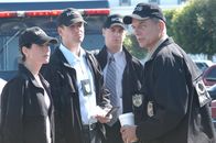 Navy CIS – Ermitteln im Fall von Lieutenant Commander Micki Shields: Kate (Sasha Alexander, l.), Tony (Michael Weatherly, 2.v.l.), McGee (Sean Murray, 2.v.r.) und Gibbs (Mark Harmon, r.) ...