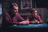 Malcolm mittendrin – Hal (Bryan Cranston, l.) und Malcolm (Frankie Muniz, r.) sehen beim Pokern ziemlich alt aus.