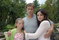 Tierärztin Dr. Mertens – Nachdem sie Jonas, der mit seinem Vater nach Berlin geht, verabschiedet haben, bleiben Susanne (Elisabeth Lanz, rechts), Christoph (Sven Martinek) und Rebecca (Elisabeth Böhm) traurig zurück.