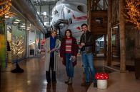 SOKO Stuttgart – Als der Chef des beliebten Stuttgarter Indoor-Spielplatzes "Wunderland", bei dem Sicherheitscheck einer Seilbahn tödlich verunglückt, suchen die Ermittler Martina Seiffert (Astrid M. Fünderich, l.), Lea Gomez (Jasmin Gassmann. M.) und Jo Stoll (Peter Ketnath, r.) in der außergewöhnlichen Location nach tatrelevanten Hinweisen.