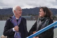 Kulturplatz – Schauspieler und Entertainer Harald Schmidt und Kulturplatzhost Nina Mavis Brunner auf dem Ausflugsschiff; Kulturplatz Ein Tag mit Aktivrentner Harald Schmidt Schauspieler und Entertainer Harald Schmidt und Kulturplatzhost Nina Mavis Brunner auf dem Ausflugsschiff Copyright: SRF
