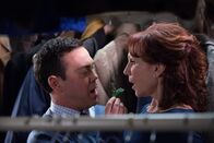 Brooklyn Nine-Nine – Charles (Joe Lo Truglia) und Vivian Ludley (Marilu Henner)
