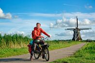 Wunderschön! – Mit einem „Solex“, einem typisch friesischen Moped, erkundet Daniel Aßmann das niederländische Friesland.