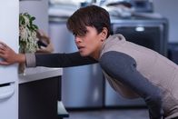 Extant – Was macht das mysteriöse Kind in Mollys (Halle Berry) Bauch mit ihr? Die Astronautin hat einen Zusammenbruch und sieht in einer Vision etwas Verstörendes ...