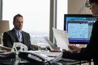 Elementary – Sherlock Holmes (Jonny Lee Miller) kommt der Lösung des Mordfalls Barry Granger näher, als er erfährt, dass der getötete Krebsforscher an einer genialen Erfindung gearbeitet hat, die das Gesicht der modernen Medizin für immer verändern könnte ...