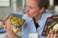 Einstein – Einstein Convenience Food – Wie ungesund sind Fertigprodukte wirklich? Kathrin Hönegger hält zwei Packungen von Fertigprodukten in den Händen. Copyright: SRF