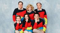 The Goldbergs – v.li.: Adam Goldberg (Sean Giambrone), Murray Goldberg (Jeff Garlin), Erica Goldberg (Hayley Orrantia), Beverly Goldberg (Wendi McLendon-Covey), Barry Goldberg (Troy Gentile), Albert 'Pops' Solomon (George Segal).