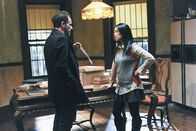 Elementary – Während der Ermittlungen in einem neuen Fall, plagen Joan Watson (Lucy Liu, r.) Zweifel, ob sie Sherlock Holmes (Jonny Lee Miller, l.) verlassen kann, um einen neuen Klienten zu übernehmen ...