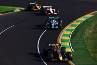 Formel 1: Großer Preis von Miami – Sergio Perez und Lewis Hamilton; Sergio Perez aus Mexiko, der den (11) Oracle Red Bull Racing RB18 fährt, führt Lewis Hamilton aus Großbritannien, der den (44) Mercedes AMG Petronas F1 Team W13 während des F1 Grand Prix von Australien auf dem Melbourne Grand Prix Circuit fährt am 10. April 2022 in Melbourne, Australien.