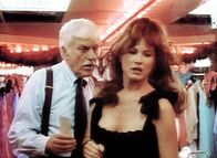 Diagnose: Mord – Dr. Sloan (Dick Van Dyke, l.) verhört die Freundin des Mordopfers.
