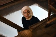 Um Himmels Willen – Novzin Sina (Romina Küper) hört verdächtige Geräusche auf dem Dachboden.