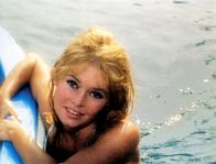 Privatleben – Die junge Jill (Brigitte Bardot) wird auf Schritt und Tritt von Journalisten verfolgt, für ein Privatleben bleibt da kein Freiraum mehr.
