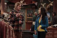 Last Man Standing – Mandy (Molly Ephraim, r.) bekommt mit, dass Kyle (Christoph Sanders, r.) die Arbeit für ihren Freund mit erledigen muss, weil der keinen Bock darauf hat. Das hat Konsequenzen ...