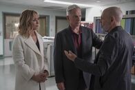 Navy CIS – (v.l.n.r.) Jack Sloane (Maria Bello); Leroy Jethro Gibbs (Mark Harmon); Tobias C Forrell (Joe Spano)