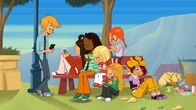 Power Sisters – Max, Wendy, Lulu, Nat, Sammy, Emma und Marine sitzen auf einer Bank und haben alle ihre Handys und Gameboys am Start