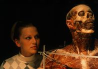 Anatomie – Gretchen (Anna Loos) ahnt nicht, dass ihr Vertrauen in die Institution sie auf verhängnisvolle Weise in die Fänge einer skrupellosen Geheimgesellschaft führen.