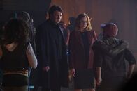 Castle – Als eine Leiche im Theater gefunden wird, tauchen Castle (Nathan Fillion, l.) und Alexis (Molly C. Quinn, r.) in die unbarmherzige Welt des professionellen A cappella ein ...