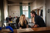 Notruf Hafenkante – Mattes (Matthias Schloo) nutzt die Verbindung zu einer langjährigen Bekannten und Kollegin, um herauszufinden, wer auf ihrem Revier korrupt sein könnte.