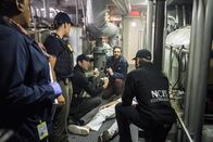 Navy CIS: New Orleans – Pride (Scott Bakula, r.) muss einen nahestehenden Familienfreund beschützen, der mit dem Hauptverdächtigen in einem aktuellen Fall zusammen ist. Doch kommt sein Team Dr. Wade (CCH Pounder, l.), Swanson (Toni Trucks, 2.v.l.), LaSalle (Lucas Black, 3.v.l.) und Lund (Rob Kerkovich, 2.v.r.) bereits zu spät?