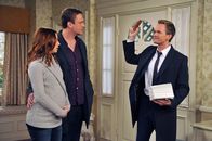 How I Met Your Mother – Während Lily (Alyson Hannigan, l.) und Marshall (Jason Segel, M.) nicht ausschließen nach Long Island zu ziehen, hat Barney (Neil Patrick Harris, r.) ganz andere Pläne ...