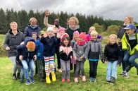 Yared kommt rum – Im Tetenhusener Schulwald unterwegs: Dibaba und die 1. Klasse der Grundschule.