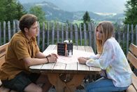Frühling – Levi (Moritz Bäckerling) hofft, dass er eine Chance hat bei Lilly (Julia Beautx).