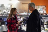 Navy CIS – Ellie Bishop (Emily Wickersham, l.); Leroy Jethro Gibbs (Mark Harmon, r.)