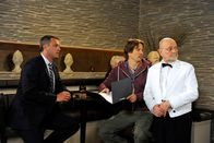 Rote Rosen – ARD ROTE ROSEN FOLGE 1273 Uhr im ERSTEN. Ben (Hakim Michael Meziani, M. mit Rolf Nagel, r.) und Torben (Joachim Kretzer, l.) beobachten fassungslos, wie ihre Frauen unversöhnt auseinandergehen.