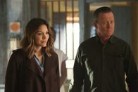 Scorpion – Während sich Paige (Katharine McPhee, l.) und Cabe (Robert Patrick, r.) in Afrika mit einem Minenfeld beschäftigen müssen, treffen Happy und Toby eine wichtige Entscheidung ...