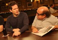 It's Always Sunny in Philadelphia – v.li.: Dennis Reynolds (Glenn Howerton), Frank Reynolds (Danny DeVito)