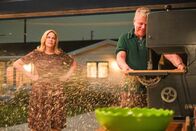 The Kids Are Alright – Peggy Cleary (Mary McCormack, l.); Mike Cleary (Michael Cudlitz, r.)