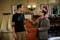The Big Bang Theory – Sheldon Cooper (Jim Parsons, l.); Leonard Hofstadter (Johnny Galecki, r.)