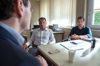 Tatort – Worauf wollen die Kommissare Lannert (Richy Müller) und Bootz (Felix Klare) hinaus? Jakob Gregorowicz (Manuel Rubey) versucht sich in der Befragung zu behaupten.