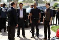Criminal Minds – Werden nach San Diego, Kalifornien gerufen, um Det. Bryce Harding (Michael Raynor, l.) und sein Team in einem Mordfall zu unterstützen: Rossi (Joe Mantegna, 2.v.l.), Morgan (Shemar Moore, 2.v.r.) und Reid (Matthew Gray Gubler, r.) ...