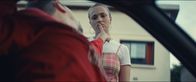 Derby Girl – Mickaël (Adrien Ménielle) möchte die Worte von Lola Bouvier (Chloé Jouannet) über ihre gemeinsame Nacht im Auto nicht hören und er legt ihr deshalb die Finger auf den Mund.