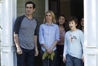 Modern Family – v.li.: Phil Dunphy (Ty Burrell), Claire Dunphy (Julie Bowen), Haley Dunphy (Sarah Hyland), Luke Dunphy (Nolan Gould), Alex Dunphy (Ariel Winter).