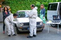 Der Alte – Annabell Lorenz (Stephanie Stumph, l.) hofft, dass die Spurensicherung an Ines Merats (Elisabeth von Koch, r.) Auto entscheidende Spuren sicherstellen kann. (Komparsen im Bild)