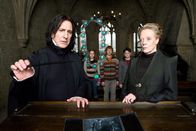 Harry Potter und der Halbblutprinz – Haben alle Hände voll zu tun, um Unheil von Hogwarts abzuhalten: die Professoren Minerva McGonagall (Maggie Smith, r.) und Severus Snape (Alan Rickman, l.) ...