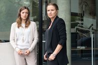 Die Chefin – Die Tochter des Mordopfers Anna Hoppe (Hanna Plaß, l.) berichtet Vera Lanz (Katharina Böhm, r.) von den Vorkommnissen in der marktführenden High-Tech-Firma. Wer hat ein Motiv?