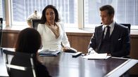 Suits – Jessica (Gina Torres, M.) und Harvey (Gabriel Macht, r.) ziehen im Fall Ava Hessington (Michelle Fairley, l.) an einem Strang – doch ihr Gegenspieler scheint ihnen einen Schritt voraus. Ein riskanter Prozess beginnt.