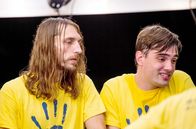 One of These Days – Randy (Jared Bankens, li.) und Pock (Alex Biglane, re.) bringen sich bald gegenseitig in Schwierigkeiten.