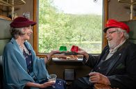 Die Fallers - Die SWR Schwarzwaldserie – Irene Mauz (Susanne Scholl) und Hermann (Wolfgang Hepp) haben ein Auswärts-Date und gondeln mit der Bahn durch den Schwarzwald.