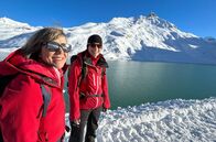 Expedition in die Heimat – Annette Krause (l.) mit Judith Grass am Silvretta-Stausee