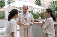Themenabend: Medizin von morgen: Charité – ARD CHARITÉ sechsteilige Serie im Rahmen des ARD Thementages "Die Medizin von morgen", IV. Staffel, Folge 115 Uhr im Ersten und ab (05.04.24) in der ARD Mediathek. Ärztin Sheila Khan (Carolina Nhacocane, l.) informiert Dr. Dylan van Boeken (Moritz Führmann, M.) und Dr. Maral Safadi (Sesede Terziyan, r.) über einen neuen Patientenfall.
