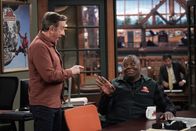 Last Man Standing – Mike Baxter (Tim Allen, l.); Chuck Larabee (Jonathan Adams, r.)