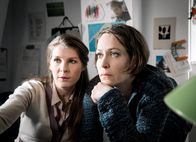 Private Banking – Arbeiten gut zusammen: Compliance-Officerin Stefanie (Anna Schinz, l.) zeigt Caroline (Stephanie Japp, r.) ein Problem bei den Kundendaten.